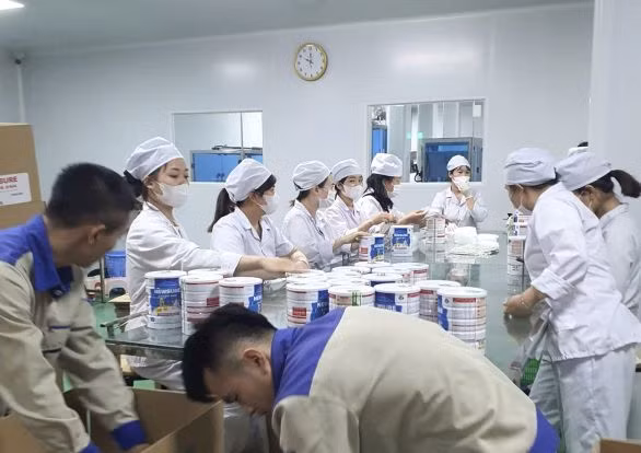 Cận cảnh công nhân đóng hộp thành phẩm tại cơ sở sản xuất, chuẩn bị tung ra thị trường tiêu thụ. Ảnh CAND Cận cảnh công nhân đóng hộp thành phẩm tại cơ sở sản xuất, chuẩn bị tung ra thị trường tiêu thụ. Ảnh CAND
