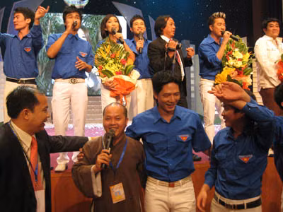 Đại đức Thích Bản Hoan trong một buổi giao lưu với các ca sĩ và thanh niên. Ảnh: Nhân vật cung cấp Đại đức Thích Bản Hoan trong một buổi giao lưu với các ca sĩ và thanh niên