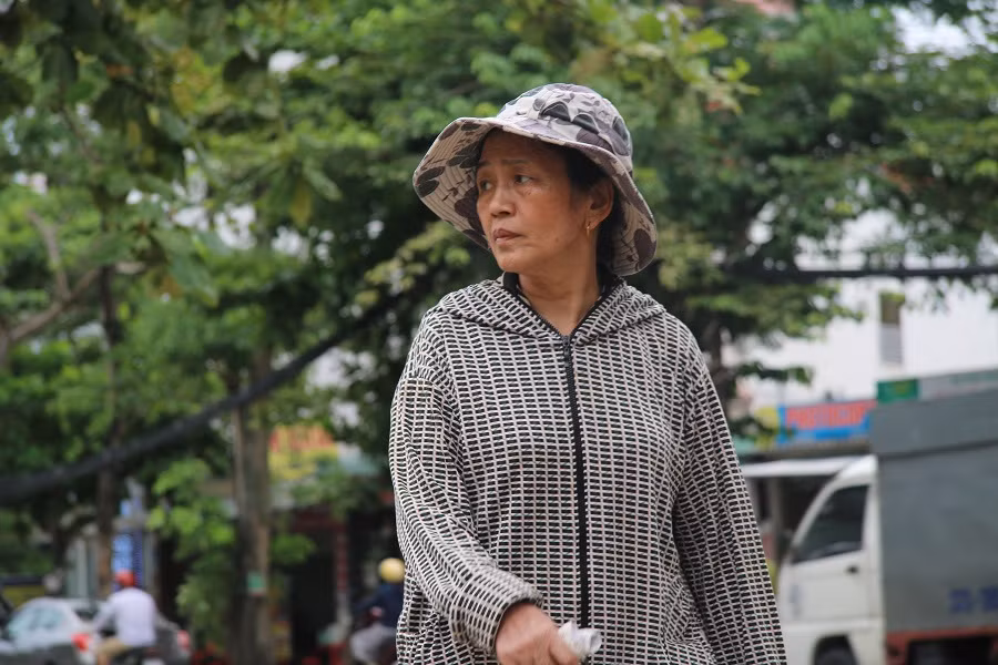Thí sinh làm bài lo một, phụ huynh chờ đợi lo mười ảnh 7