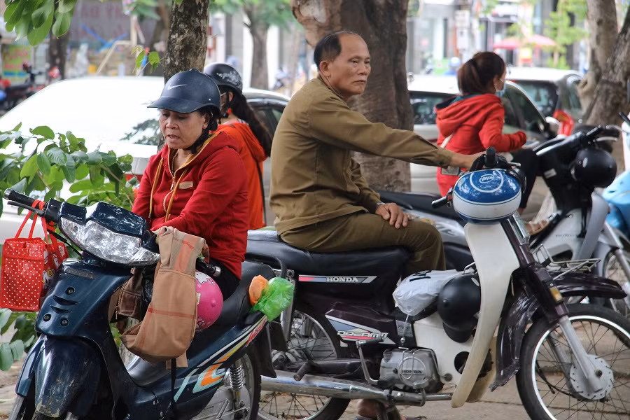 Thí sinh làm bài lo một, phụ huynh chờ đợi lo mười ảnh 2