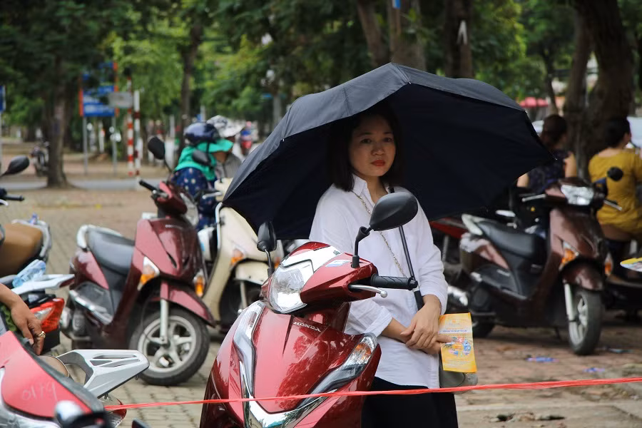 Thí sinh làm bài lo một, phụ huynh chờ đợi lo mười ảnh 6