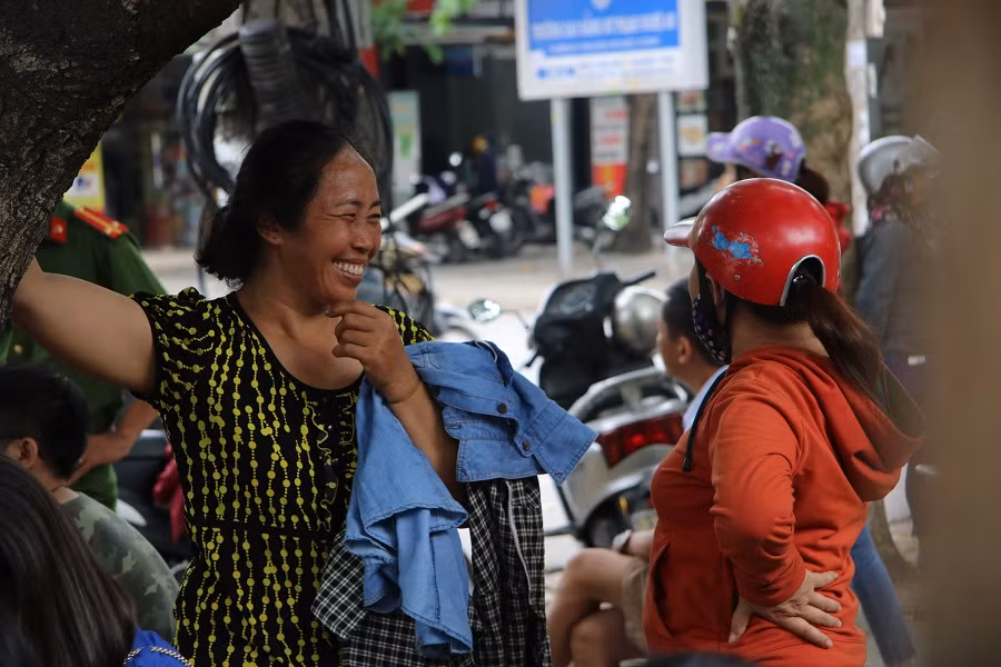 Thí sinh làm bài lo một, phụ huynh chờ đợi lo mười ảnh 8