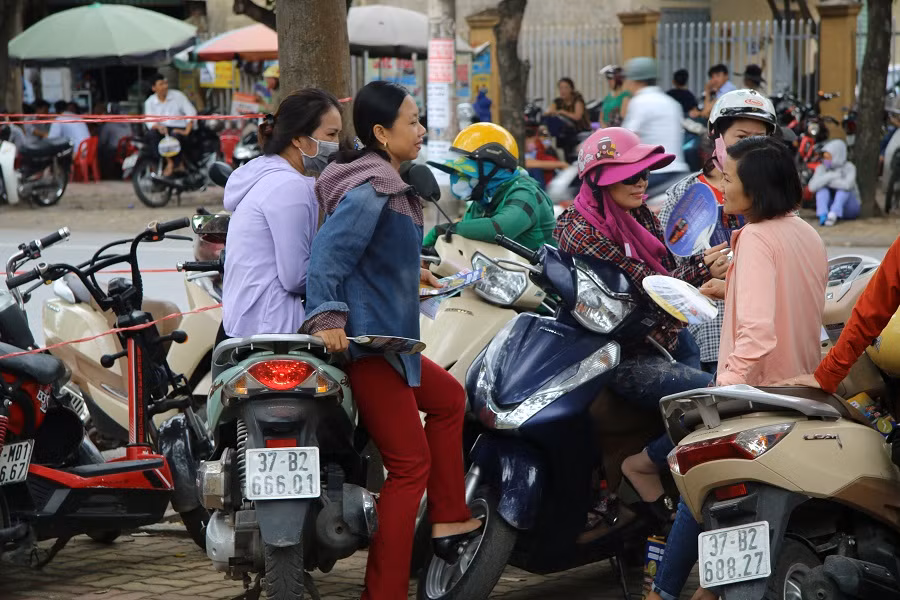 Thí sinh làm bài lo một, phụ huynh chờ đợi lo mười ảnh 9