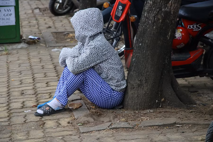 Thí sinh làm bài lo một, phụ huynh chờ đợi lo mười ảnh 4
