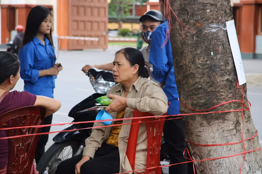 Thí sinh làm bài lo một, phụ huynh chờ đợi lo mười ảnh 5