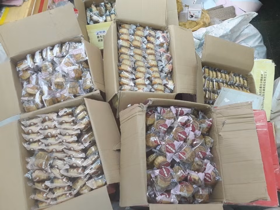 Phạt 30 triệu đồng người đàn ông kinh doanh bánh trung thu không rõ nguồn gốc ảnh 1