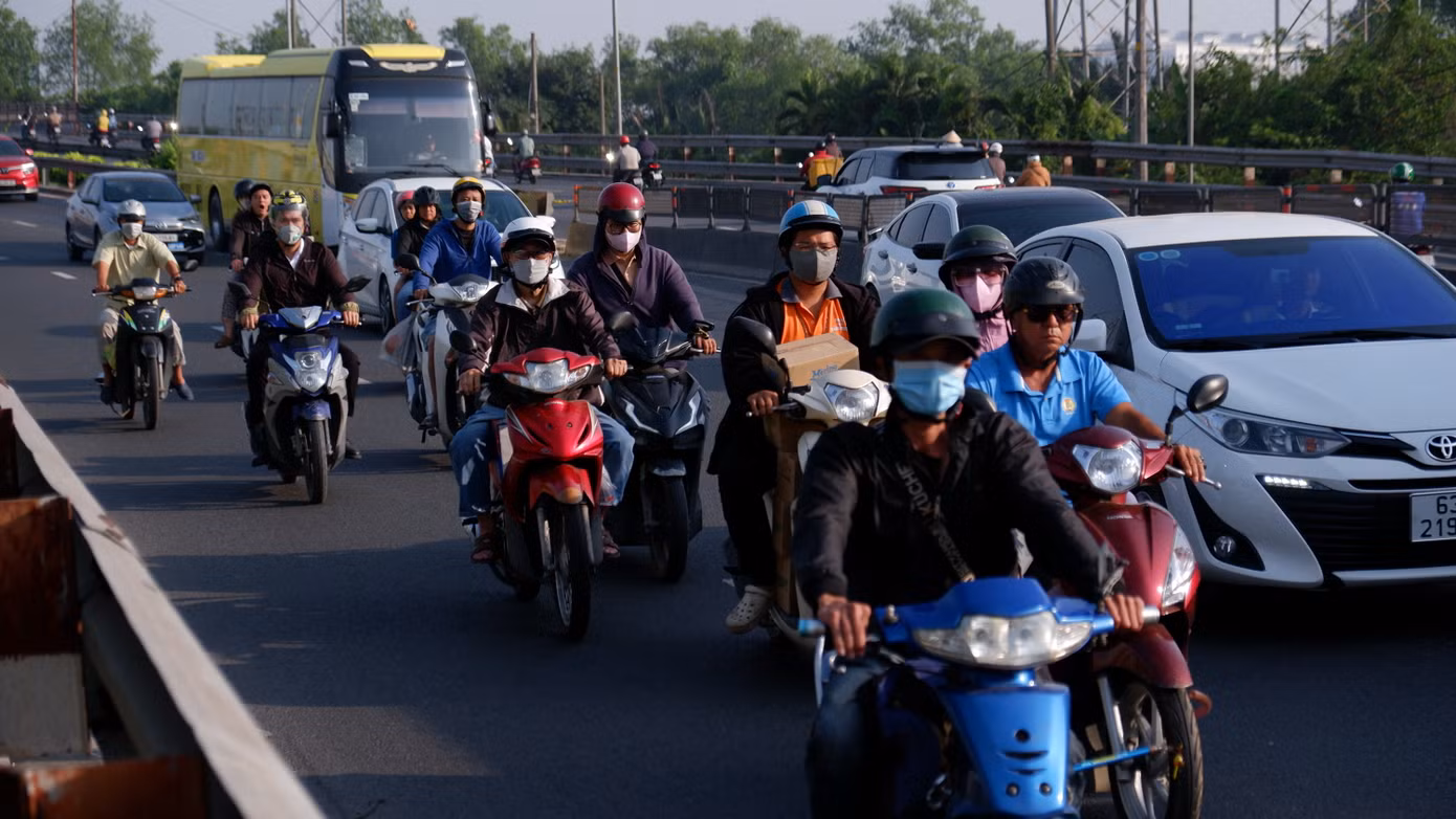 Dòng người hối hả di chuyển về quê trong ngày giáp Tết.