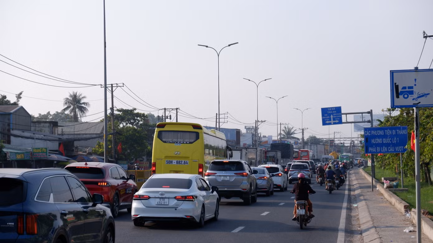 Quốc lộ 1 (đoạn từ cầu Bình Điền đến nút giao với đường Nguyễn Hữu Trí, huyện Bình Chánh) tấp nập phương tiện.