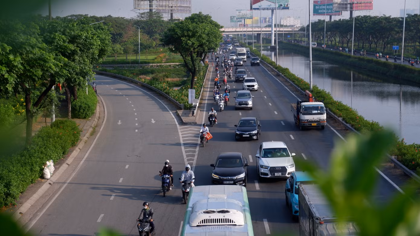 Dù phương tiện có phần đông đúc hơn ngày thường nhưng theo quan sát của PV, không xảy ra hiện tượng ùn tắc kéo dài.