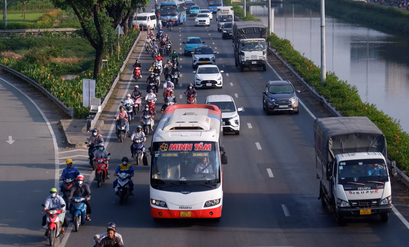Các cửa ngõ ra vào TPHCM cũng đông phương tiện hơn. Hình ảnh ghi nhận tại quốc lộ 1 - cửa ngõ phía tây TPHCM.