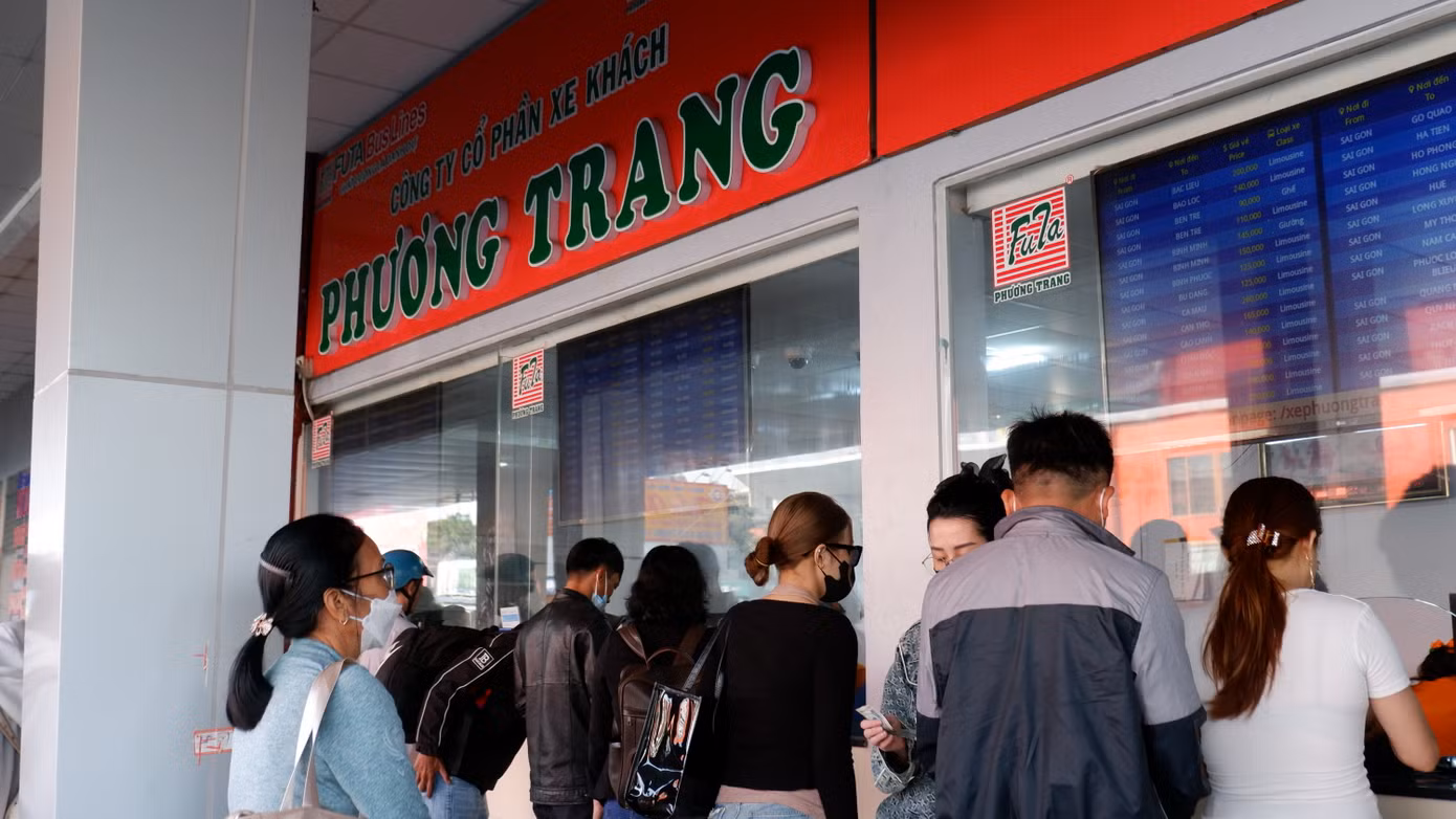 Ngày 22/1 (23 tháng Chạp), nhiều người dân sinh sống, học tập và làm việc tại TPHCM bắt đầu về quê đón Tết. Tại bến xe Miền Tây (quận Bình Tân), hành khách đến đông hơn rất nhiều so với ngày thường.
