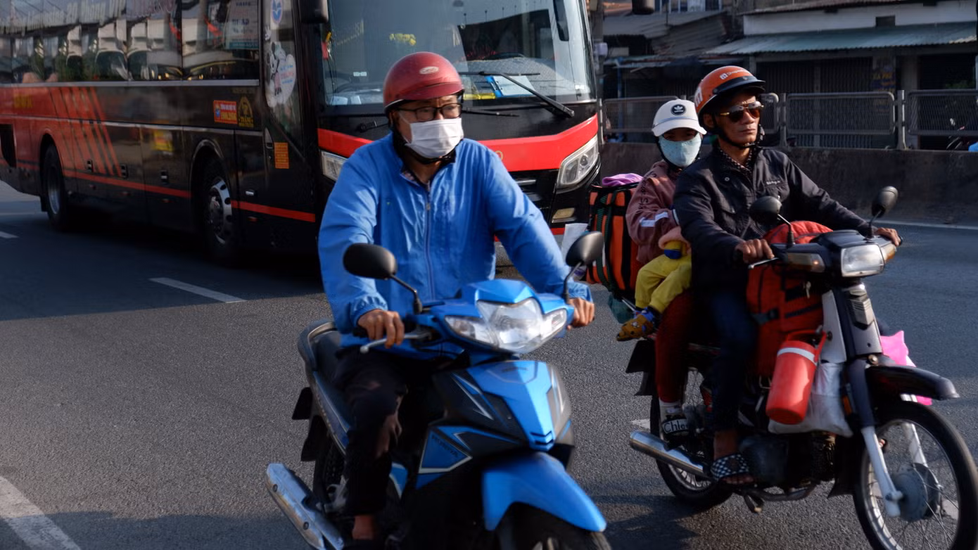 Người dân lỉnh kỉnh đồ đạc rời TPHCM về quê nghỉ Tết.