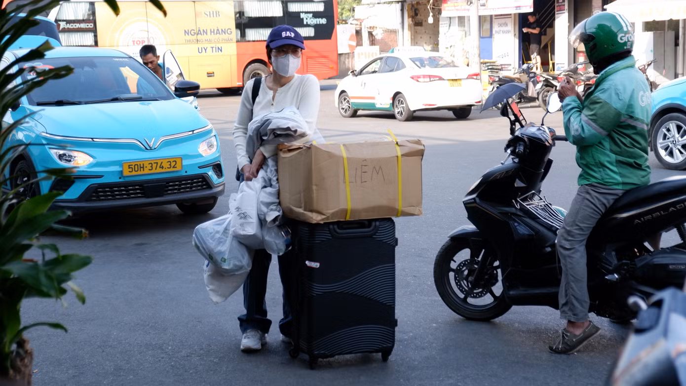 Người dân lỉnh kỉnh đồ đạc, hành lý đến bến xe Miền Tây (quận Bình Tân) để mua vé, về quê nghỉ Tết.