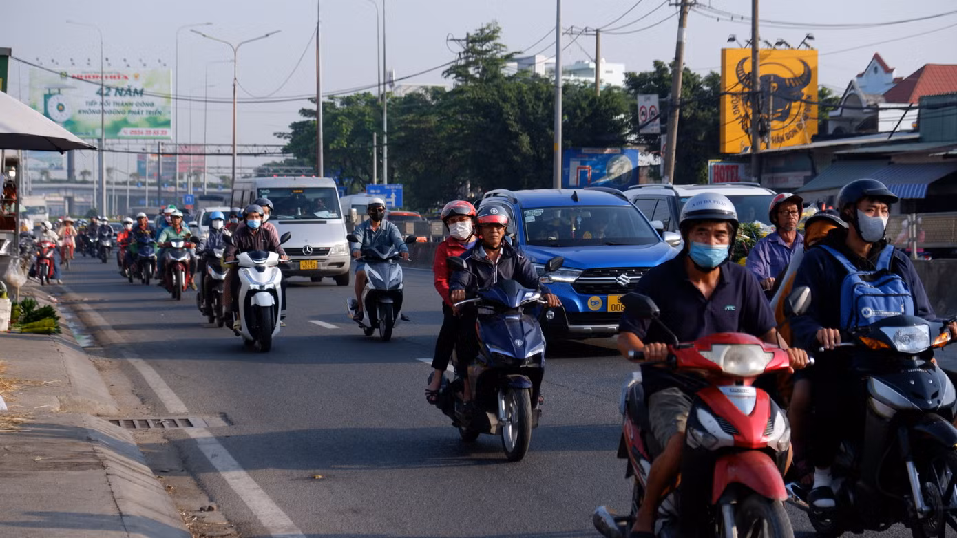 Phương tiện đông đúc trên quốc lộ 1 (đoạn qua huyện Bình Chánh).