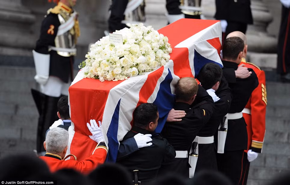 Linh cữu bà Margaret Thatcher bắt đầu được đưa vào nhà thờ . Linh cữu bà Margret Thatcher bắt đầu được đưa vào nhà thờ