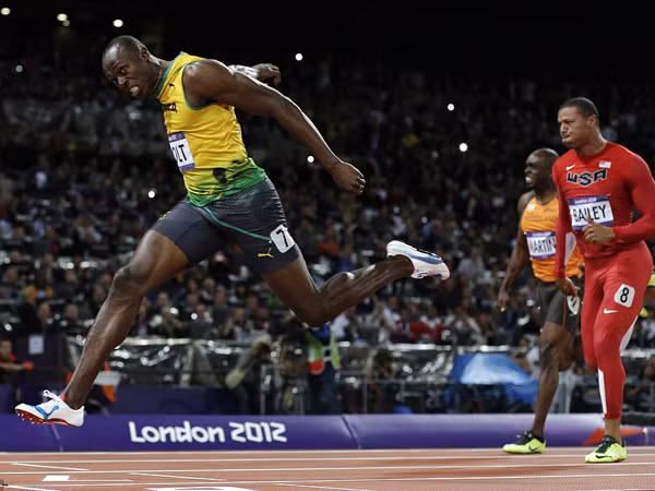 Usain Bolt bay về đích trước các đối thủ một khoảng cách rõ rệt. Ảnh: AP