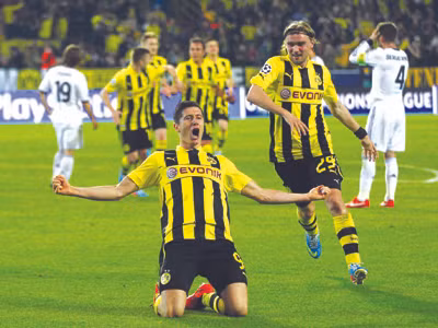 Sát thủ Lewandowski ăn mừng bàn thắng thứ tư vào lưới Real Madrid. ảnh: GETTY IMAGES