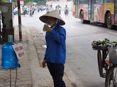 Người qua đường uống nước sạch mà không phải trả tiền