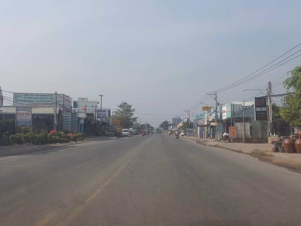 Đường Huỳnh Văn Lũy tính từ điểm đầu nối quốc lộ 13 tới vòng xoay thành phố mới Bình Dương dài khoảng 7km. Trong đó còn khoảng 2km từ điểm giao với đường Trần Ngọc Lên đến vòng xoay chưa có dải phân cách, vỉa hè, đèn chiếu sáng.
