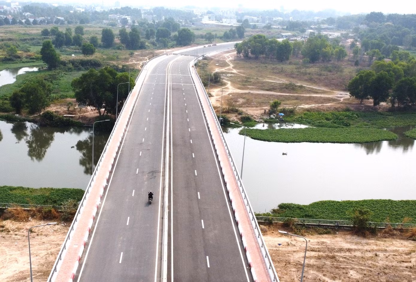 Đầu năm 2021, Bình Dương tổ chức khởi công thực hiện công trình xây dựng cầu Đò bắc qua sông Thị Tính thuộc xã An Điền (thị xã Bến Cát).