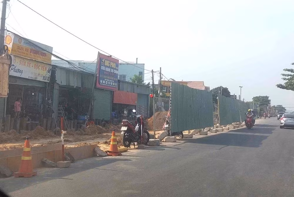 Trên đoạn đường dài khoảng 2km đang thi công này có hàng trăm cơ sở kinh doanh lớn, nhỏ đang chịu nhiều ảnh hưởng.
