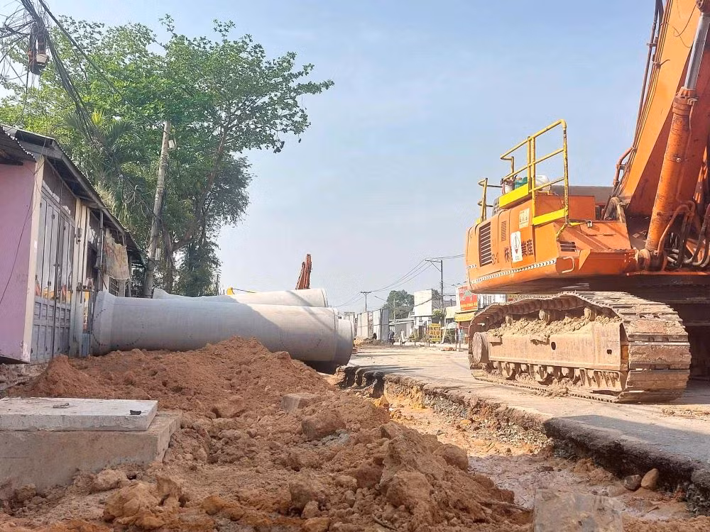 Công trình này do Công ty Cổ phần Xây dựng hạ tầng Đại Phong thi công, có tổng vốn đầu tư 109 tỷ đồng. Theo kế hoạch ban đầu, thời hạn thi công hoàn thành toàn tuyến là 10 tháng. Sau đó, đơn vị thi công liên tục xin gia hạn (3 lần) song đến nay tiến độ chỉ đạt khoảng 65%.