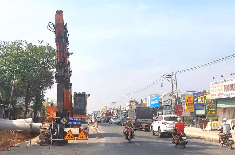 Sáng 16/3, phóng viên báo Tiền Phong ghi nhận, đường Huỳnh Văn Lũy đoạn từ vòng xoay thành phố mới Bình Dương đến điểm giao với đường Trần Ngọc Lên (phường Phú Mỹ, TP Thủ Dầu Một, tỉnh Bình Dương) được rào chắn, máy móc đang thi công.