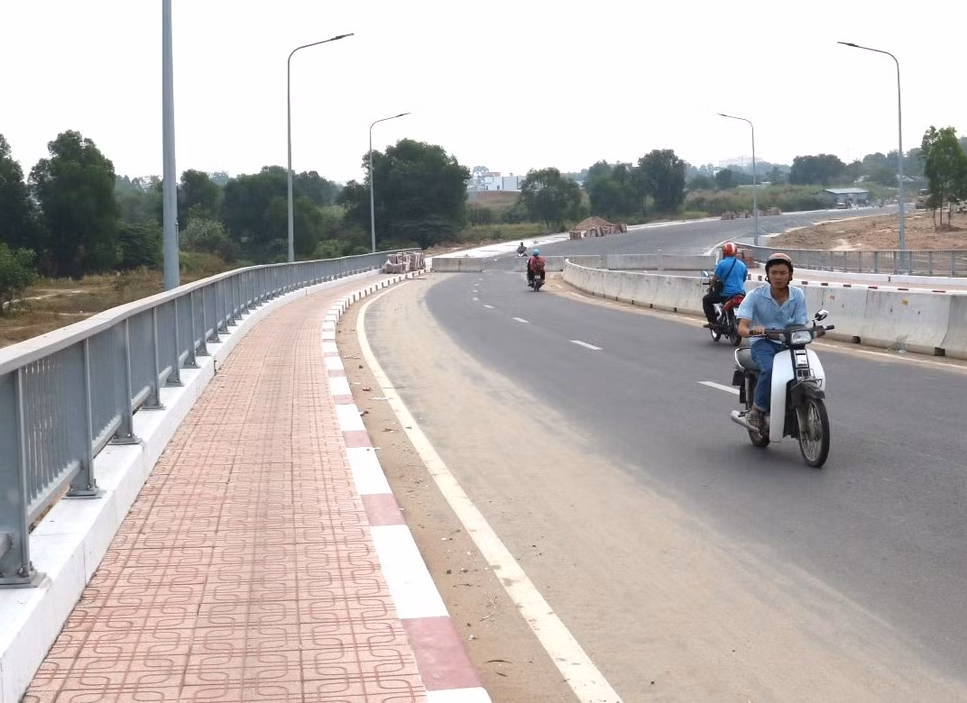 Theo Quyết định 2174 do Chủ tịch UBND tỉnh Bình Dương ban hành, đây là cây cầu bê tông cốt thép dự ứng lực vĩnh cửu, chiều dài hơn 165m, rộng 20m, thiết kế 4 làn xe cơ giới. Phần đường dốc đầu cầu hơn 211m. Chiều dài tuyến đường nối vào cầu là 596m, rộng 25m.