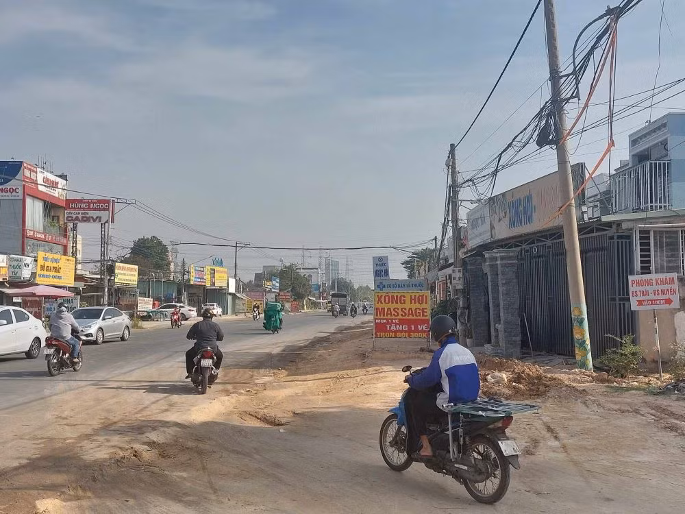 Theo đại diện đơn vị thi công, lý do chưa thể hoàn thiện công trình vì gặp khó khăn trong công tác giải phóng mặt bằng. Tính đến nay, mới giải phóng được khoảng 66% mặt bằng toàn tuyến. Hiện tại công trình còn vướng một số hộ dân chưa bàn giao mặt bằng do chưa thống nhất được đơn giá đền bù.