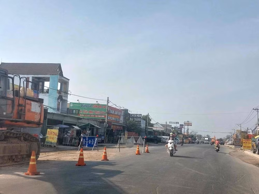 Anh Sang, chủ một quán ăn bên đường Huỳnh Văn Lũy, nơi công trình đang thi công cho biết: “Do đường đang thi công, lối vào quán khó khăn, lại có bụi đất nên khách ngại vào. Do cơ sở kinh doanh từ lâu và chờ đợi đường hoàn thành nên vẫn bám trụ. Không riêng tôi, người dân trong khu vực bị ảnh hưởng mong muốn cơ quan chức năng sớm đẩy nhanh tiến độ để hoàn thành công trình”.