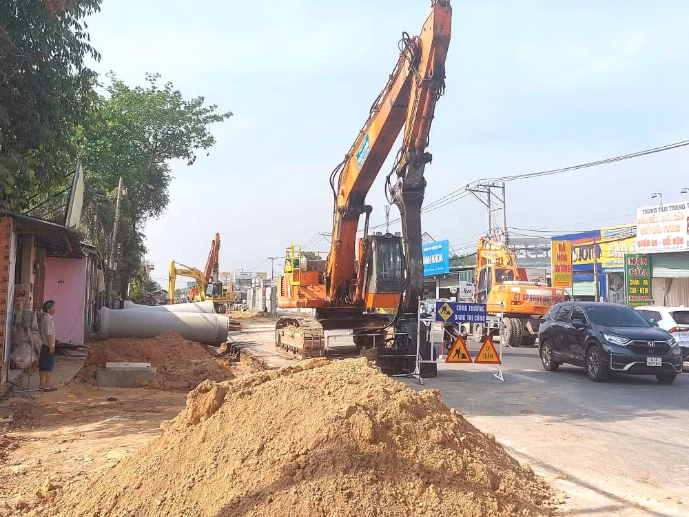 Cuối năm 2020, đoạn đường này được đầu tư nâng cấp, công trình chính thức thi công các hạng mục như hệ thống cống thoát nước mưa, vỉa hè, cây xanh, chiếu sáng. Đến nay, hơn 3 năm qua, công trình còn ngổn ngang, đơn vị thi công liên tục dựng lên các rào chắn trên đường Huỳnh Văn Lũy để bảo đảm an toàn.
