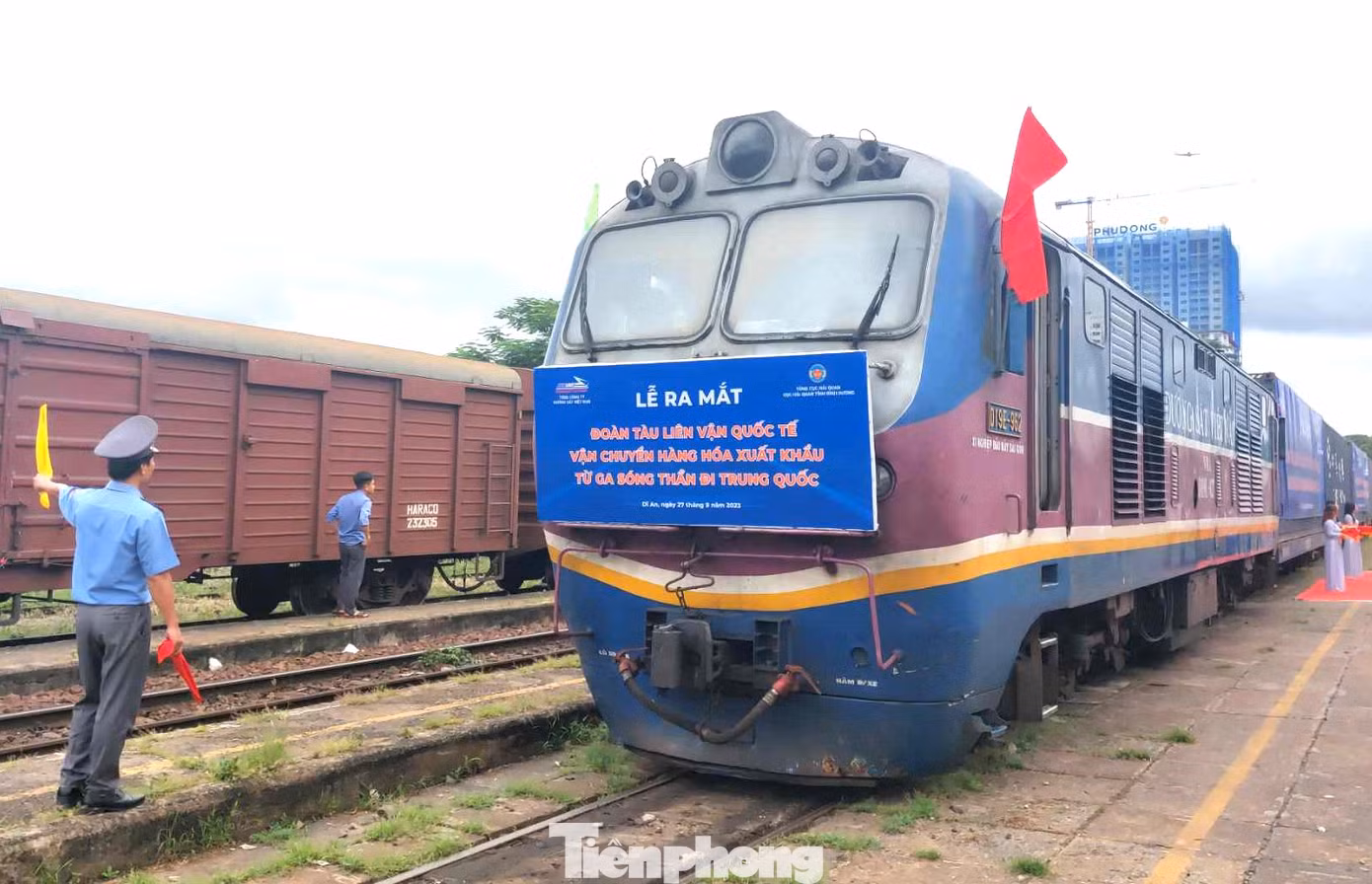 Với thủ tục thông quan nhanh, gọn, thời gian di chuyển rút ngắn, giảm chi phí vận chuyển… đây là chuyến tàu đáp ứng sự mong đợi bấy lâu của doanh nghiệp tại các tỉnh, thành phố phía Nam.