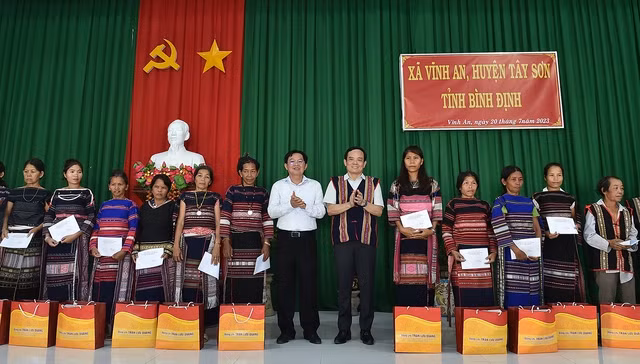 Tặng quà cho các hộ dân xã Vĩnh An, huyện Sơn Tây, tỉnh Bình Định - Ảnh: VGP/Hải Minh