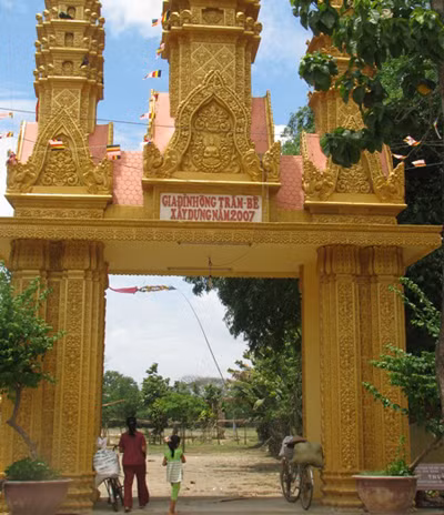 Cổng ra vào của chùa Giồng Lớn khắc chữ ghi tên ông Trầm Bê