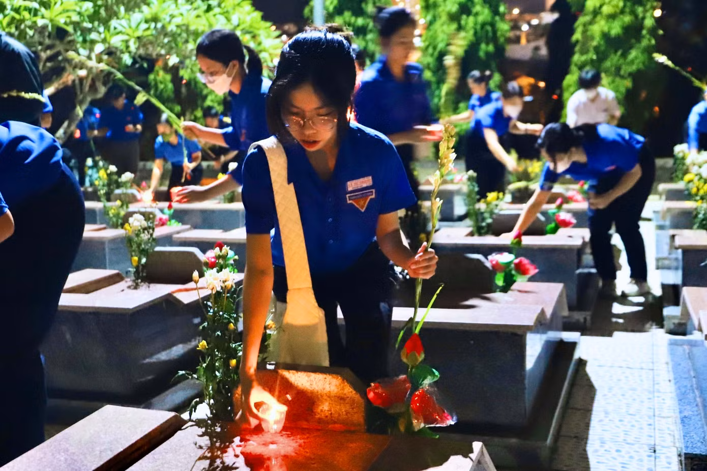 Các bạn trẻ ở Nha Trang thắp nến tại Nghĩa trang Liệt sĩ Hòn Dung. Ảnh: Khánh Nguyên