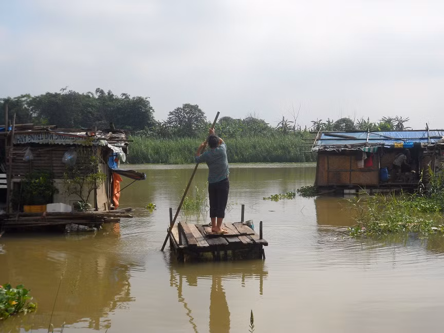 Khá thân thiện, chị Phạm Thị Lĩnh, nhà ở ngay đầu “xóm nổi” đã dùng bè đưa tôi đến nhà chị. Khá thân thiện, chị Phạm Thị Lĩnh, nhà ở ngay đầu “xóm nổi” đã dùng bè đưa tôi đến nhà chị