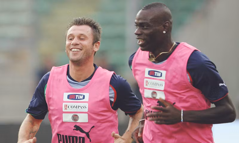 Balotelli và Cassano, những tiền đạo trẻ lắm tài nhiều tật, là niềm hi vọng của tuyển Italia tại Euro 2012 lần này. Ảnh: Tempi.it.