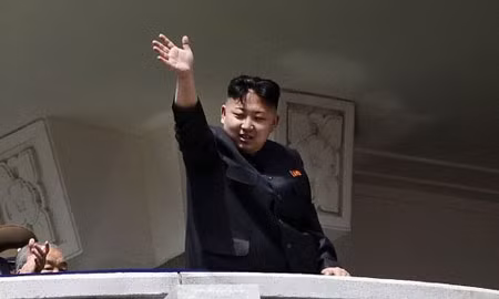 Nhà lãnh đạo Kim Jong-un vẫy chào cuối buổi diễu binh. 