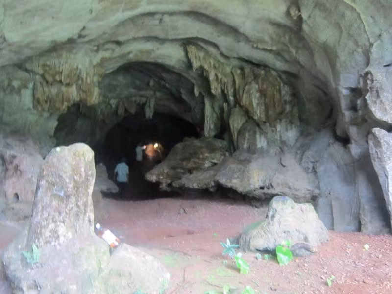Cửa hang từ bên ngoài