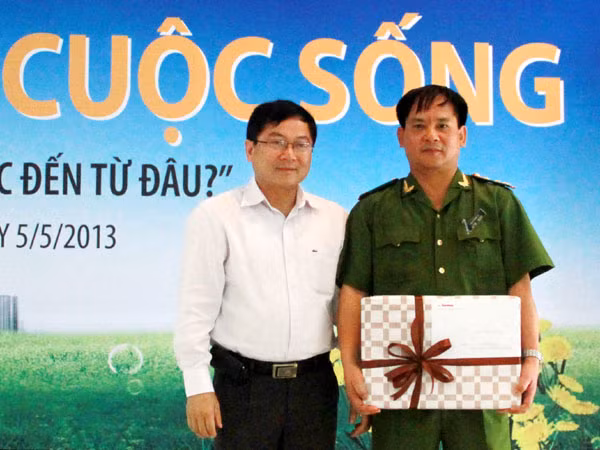 TBT báo Tiền Phong Lê Xuân Sơn tặng quà cho trại giam Thanh Xuân