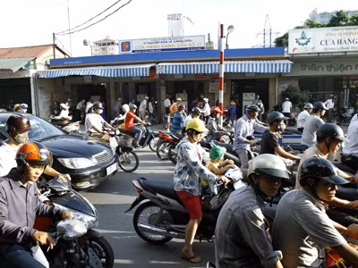 Cây xăng số 179 Đê La Thành nằm sát đường đông đúc. Ảnh: Ngọc Châu 