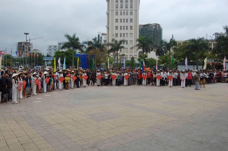Các đoàn diễn tụ họp trước giờ ra đường