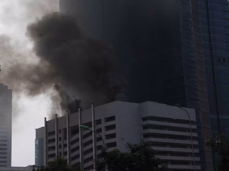 Khói bốc nghi ngút khiến công nhân hoảng loạn tháo chạy