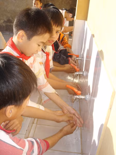 Việc phòng bệnh tay chân miệng hiện chủ yếu dựa vào biện pháp vệ sinh cá nhân và khử khuẩn môi trường. Ảnh: P.V