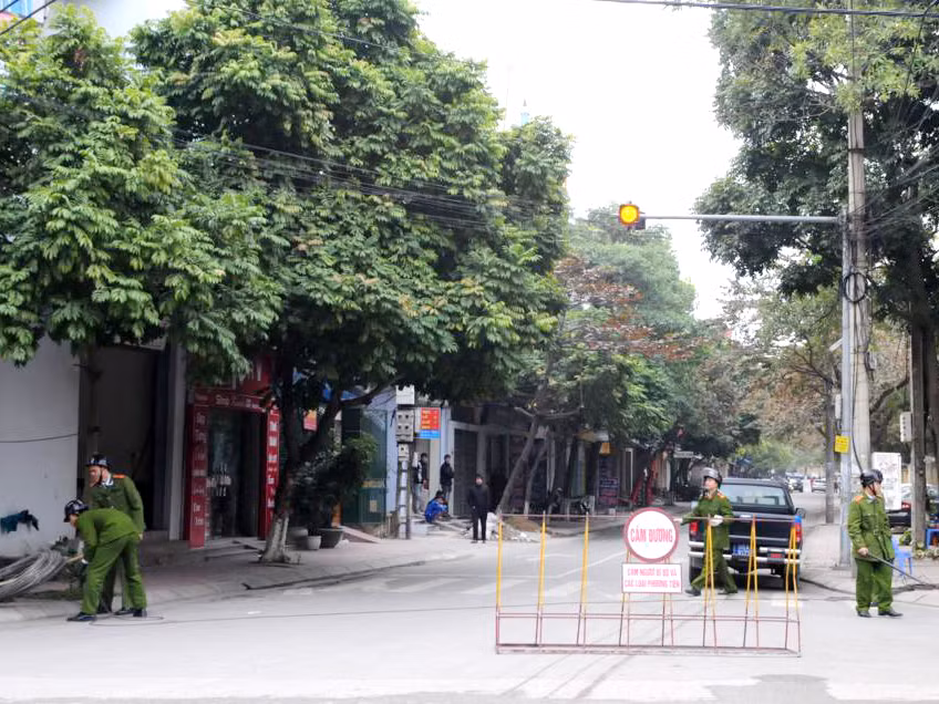Gần 6h, công tác chuẩn bị cho phiên tòa được triển khai. Con đường dẫn đến tòa án được giăng dây thép gai và đặt biểm cấm. Nhiều người dân tỉnh Bắc Giang đến tòa án từ rất sớm Người nhà chủ tiệm vàng bên di ảnh của ba nạn nhân. Lê Văn Luyện được áp giải tới phiên tòa. Luyện bước xuống xe, được bảo vệ nghiêm ngặt. Bị cáo Luyện nhoài người ra sau tìm người thân. Các bị cáo tại phiên tòa (mặc áo xanh). Bố Luyện (bên trái) quay mặt sang nhìn con trai... Hàng trăm người dân tụ tập ngoài tòa án để theo dõi diễn biến phiên tòa.
