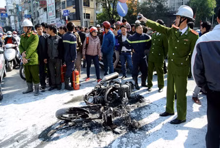 Hàng loạt các vụ cháy nổ xe máy, ô tô xảy ra trong thời gian gần đây. Ảnh minh họa