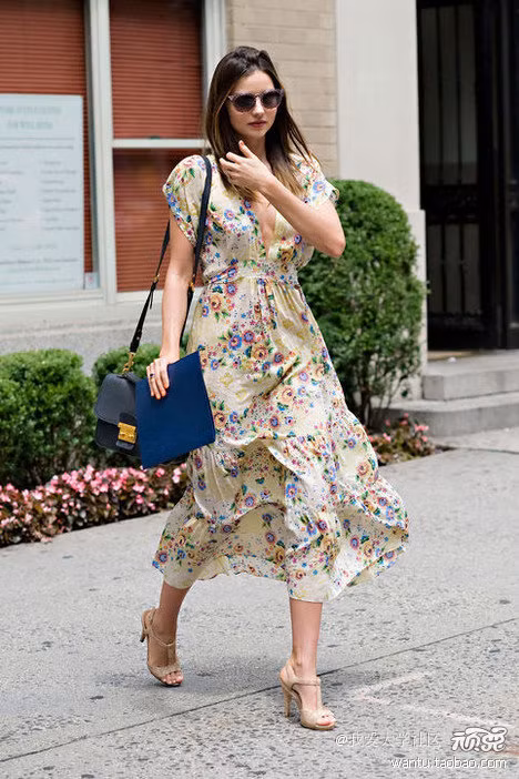 Siêu mẫu chọn quần jeans đơn giản kết hợp cùng áo khoác da bông, túi Prada và một chiếc khăn sáng màu. Cô nàng gây ấn tượng mạnh khi xuống phố với váy bút chì da rắn Balenciaga và áo sơ mi đen. Miranda nổi bật với chiếc quần da đen kết hợp cùng áo len Isabel Marant xuyệt tông với giày cao gót màu đỏ. Miranda biết chính xác làm thế nào để đôi chân dài của cô nàng được tỏa sáng trên phố. Legging da, sơmi trắng và giầy cao gót đen đã giúp cô nàng có bộ cánh hoàn hảo.