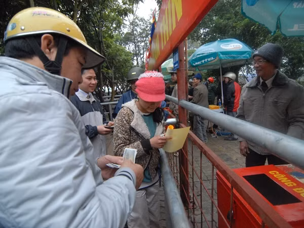 Vẫn phát ấn thu tiền tại khu vực đền Trần. Ảnh: Cắt từ Video clip