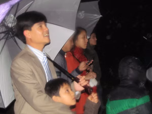 Người dân thành Vinh háo hức xem bắn pháo hoa đón chào năm mới.
