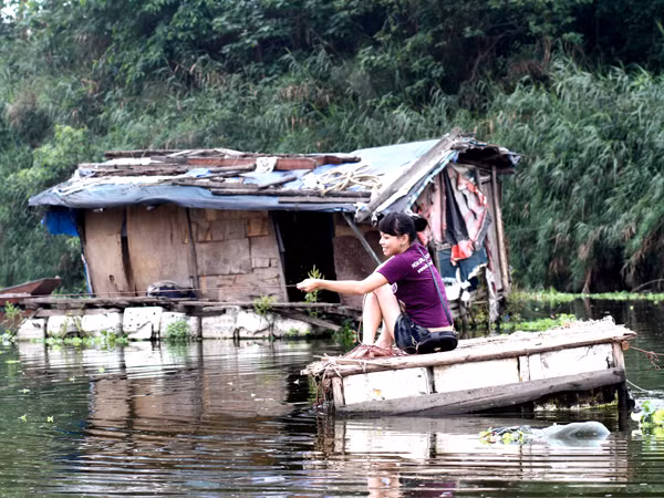 Thí sinh tự kéo dây ra thăm nhà nổi, tìm hiểu cuộc sống của hộ dân làng chài
